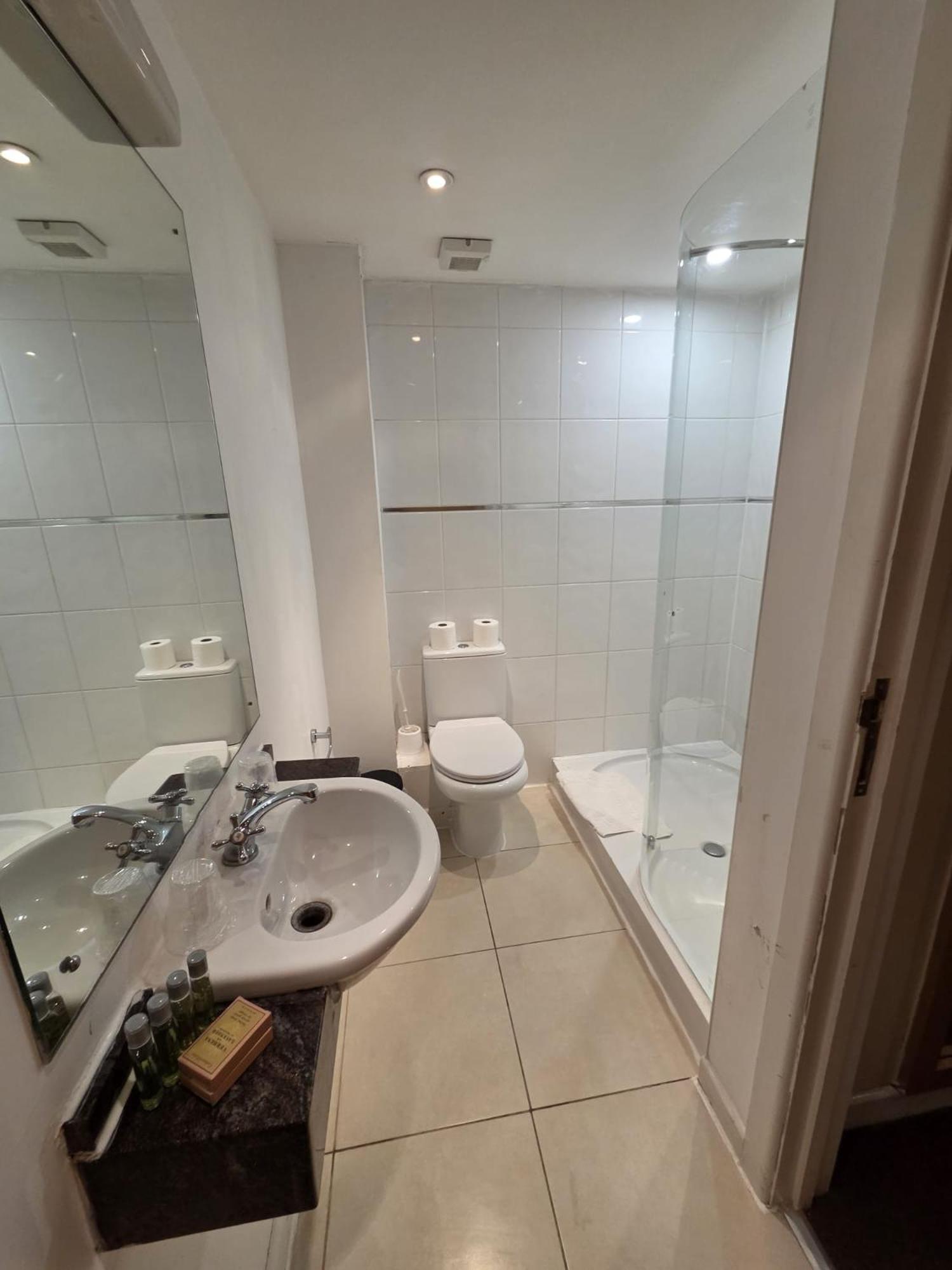 The Luton Hotel Екстер'єр фото